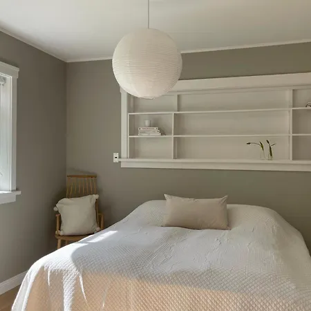 Comfortable And Stylish In Quiet Area Downtown